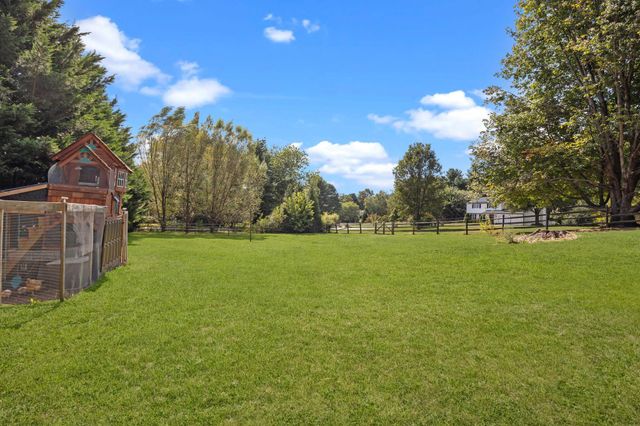 2 BUCKINGHAM DR, Downingtown, PA 19335