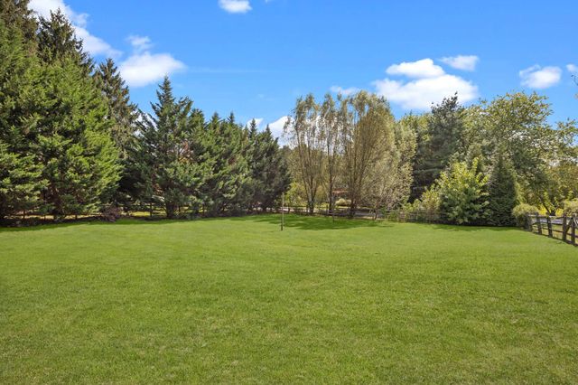 2 BUCKINGHAM DR, Downingtown, PA 19335