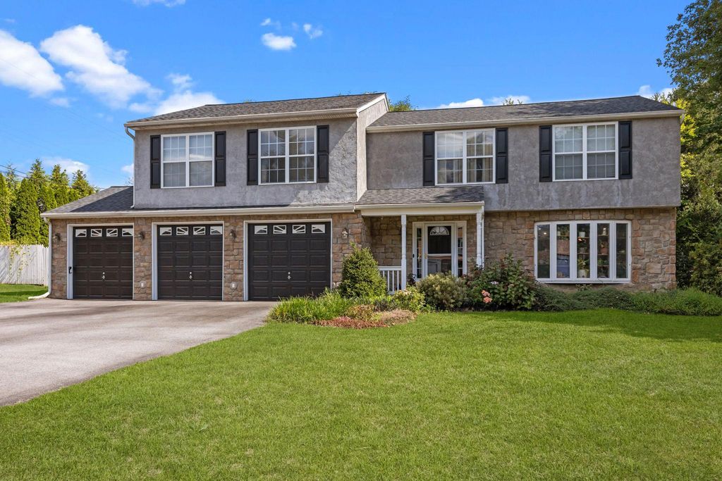 2 BUCKINGHAM DR, Downingtown, PA 19335