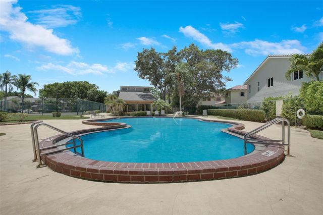 248 Wimbledon Lake Dr 248, Plantation, FL 33324