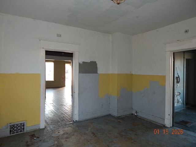 1410 W 4th St Street, Davenport, IA 52802