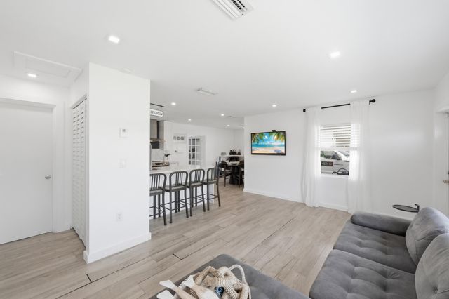 330 NE 59th Court, Oakland Park, FL 33334