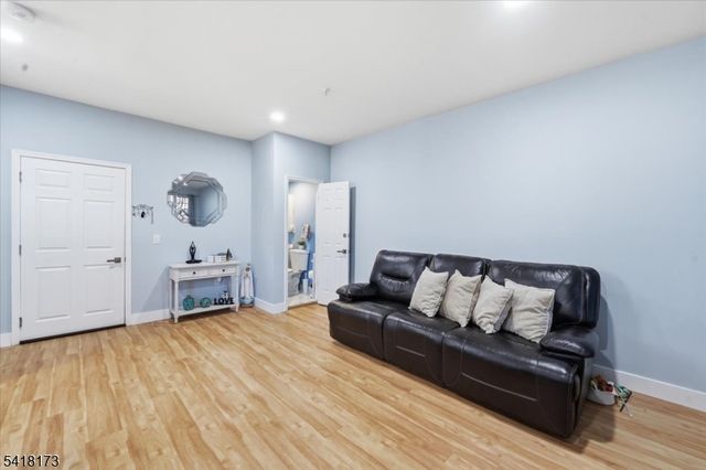 181 Court St, Newark City, NJ 07103