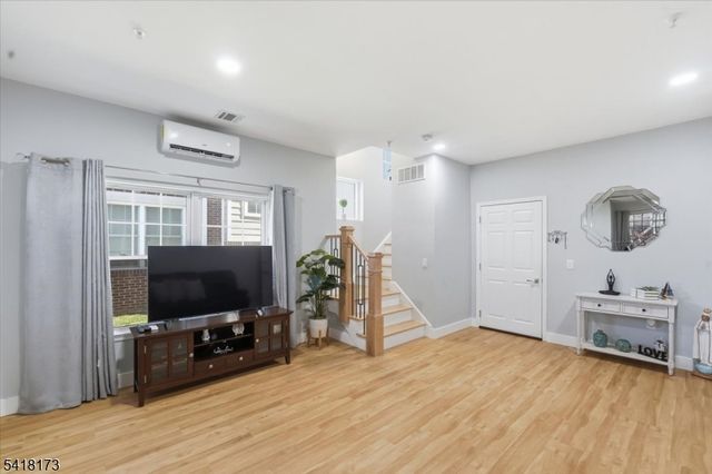 181 Court St, Newark City, NJ 07103