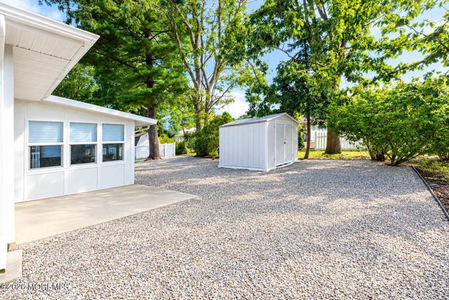 15 Mount Logan Lane, Toms River, NJ 08753