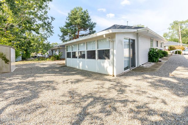 15 Mount Logan Lane, Toms River, NJ 08753