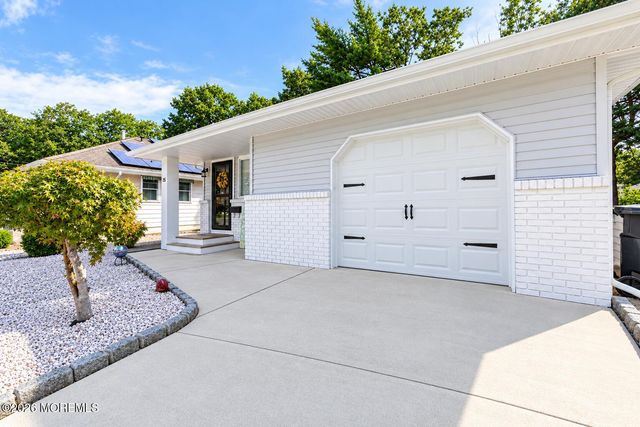 15 Mount Logan Lane, Toms River, NJ 08753