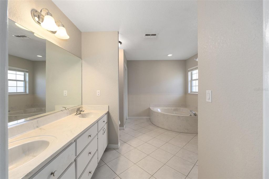 Image 25 of property listing at 10521 SW 54TH COURT, Ocala, FL 34476