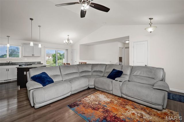 829 Warrior Ridge Drive, Warrenton, MO 63383