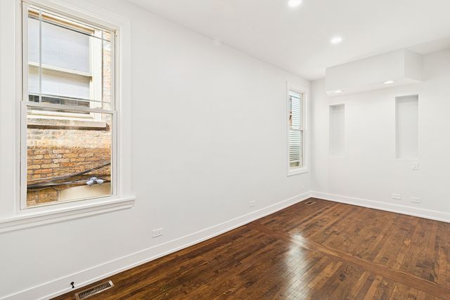 4718 W Addison Street, Chicago, IL 60641