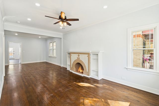 4718 W Addison Street, Chicago, IL 60641