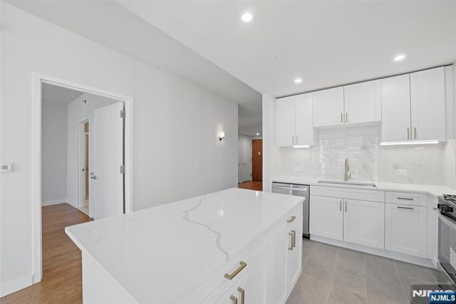 20 Newport Parkway 2012, Jersey City, NJ 07310