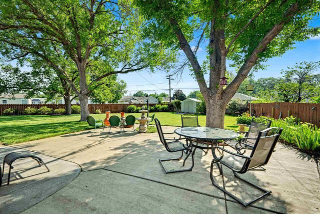 1111 Sunrise Dr, Salina, KS 67401