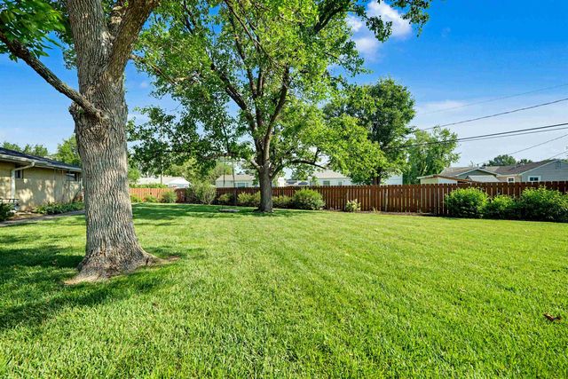 1111 Sunrise Dr, Salina, KS 67401