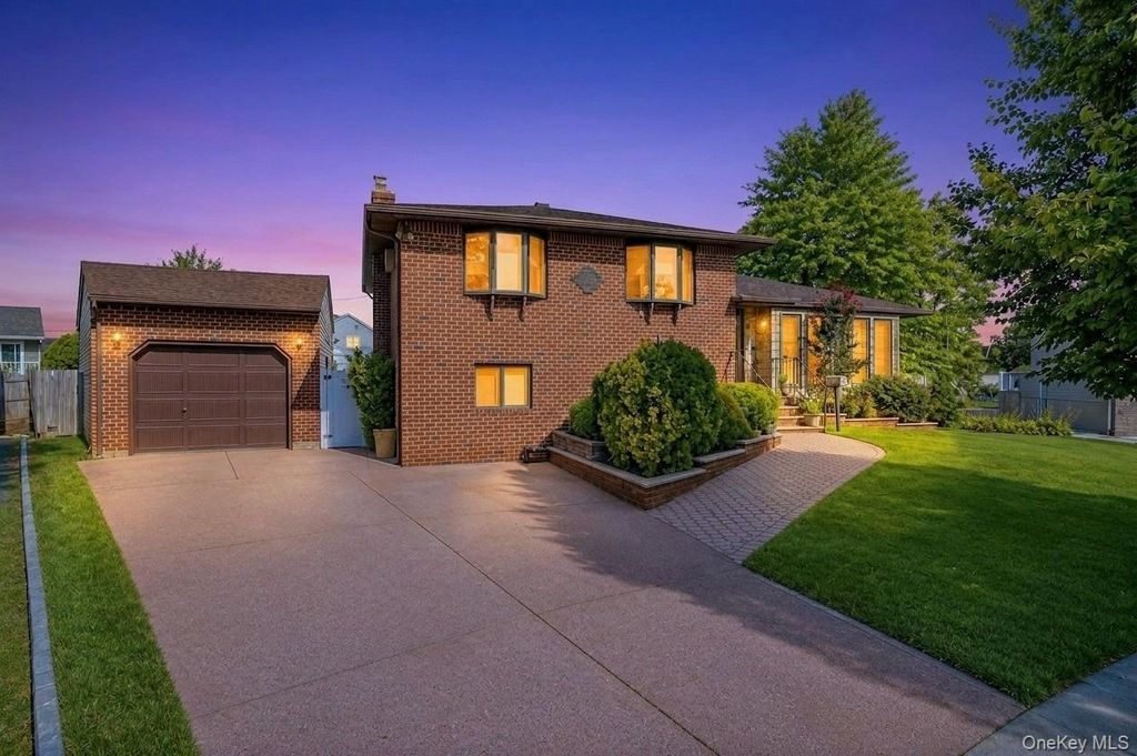 11 Verbena Court, Hicksville, NY 11801 — photo 2