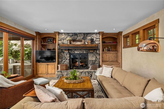 3607 E Lake Sammamish Shore Lane NE, Sammamish, WA 98074