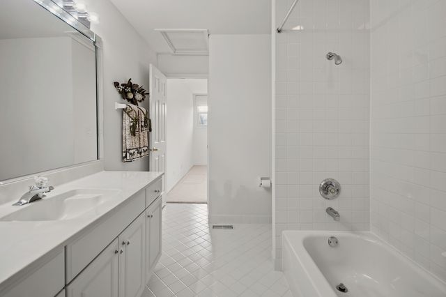 205 Faith Court, Bloomingdale, IL 60108