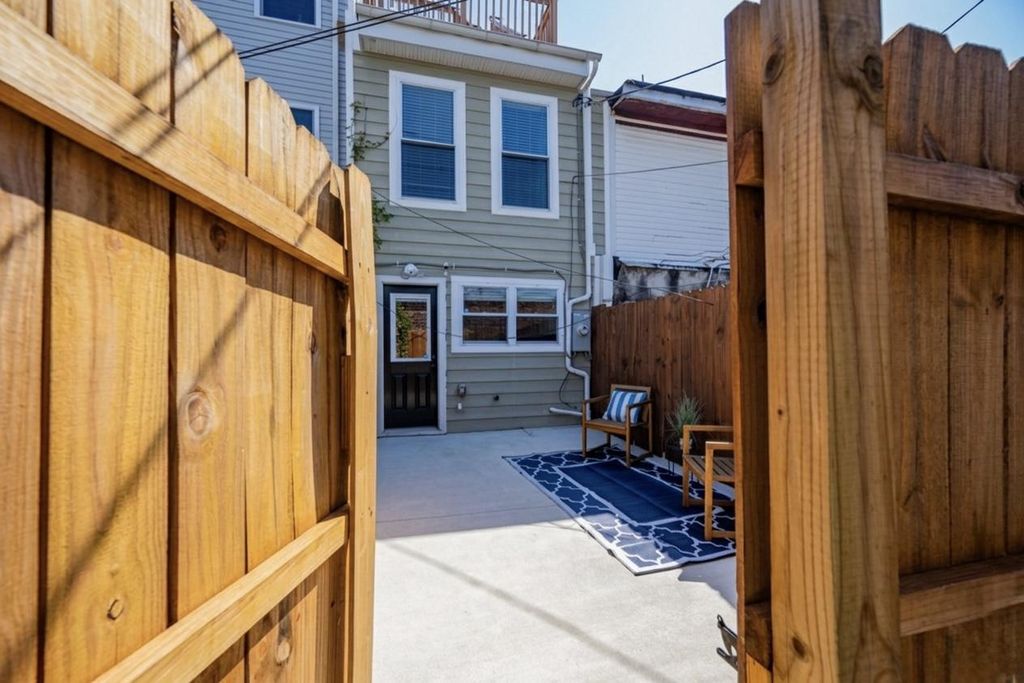 Image 15 of property listing at 6 RANDALL ST, Baltimore, MD 21230