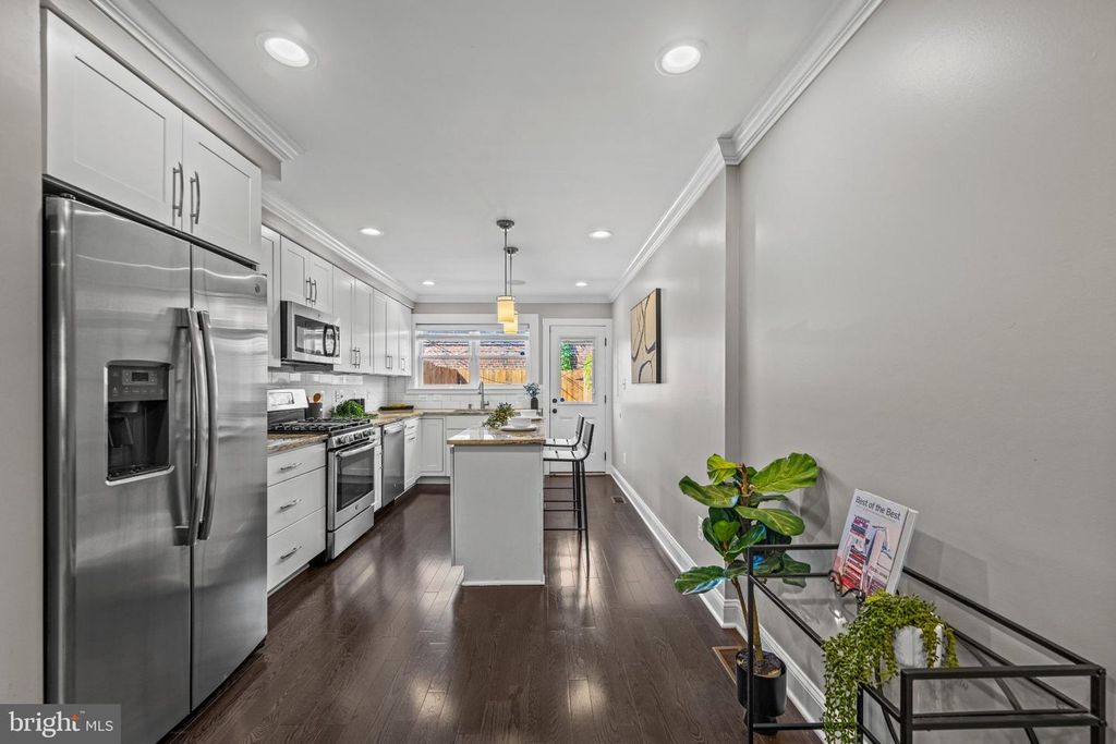 Image 8 of property listing at 6 RANDALL ST, Baltimore, MD 21230