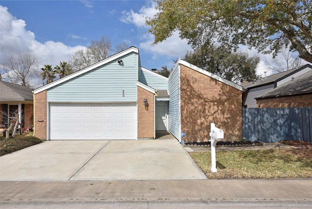 900 Chateau Place, Richmond, TX 77469