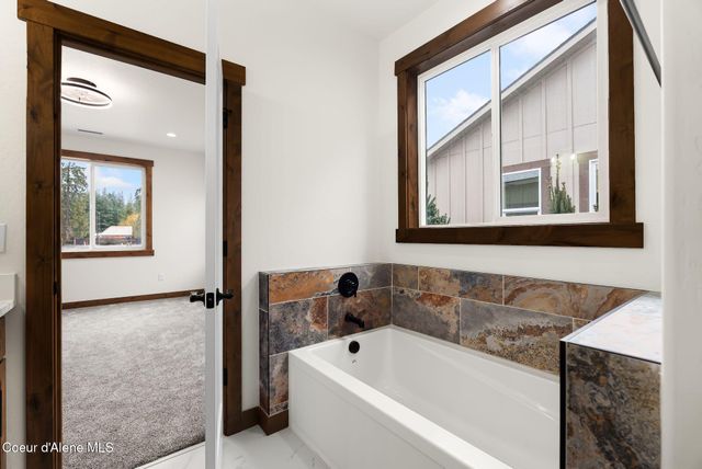 127 Backtrack RD, Sandpoint, ID 83864