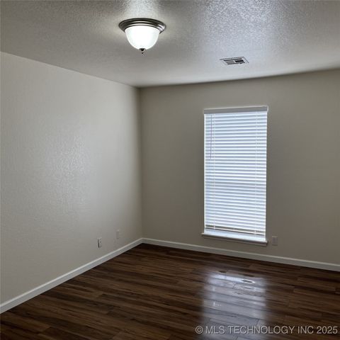 11899 S 269th East Avenue, Coweta, OK 74429