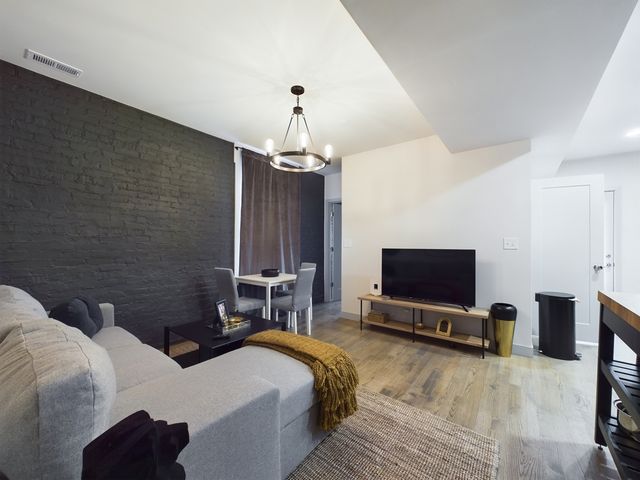 2439 W Walton Street 1R, Chicago, IL 60622