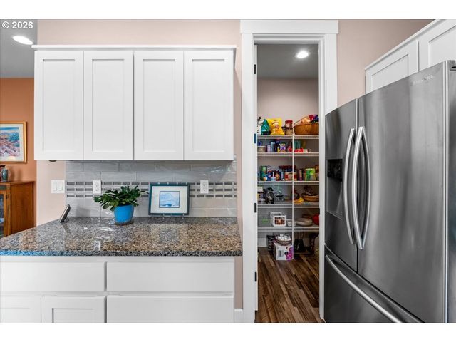 29800 RIVERVIEW Dr, Rainier, OR 97048