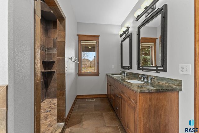 9005 E Torrey Pine Cir Circle, Sioux Falls, SD 57110