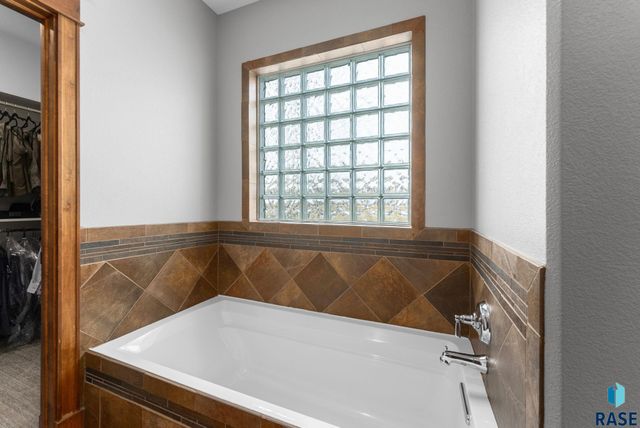 9005 E Torrey Pine Cir Circle, Sioux Falls, SD 57110