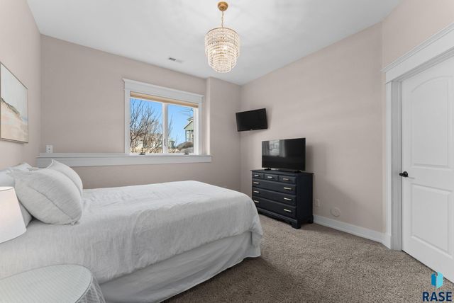 9005 E Torrey Pine Cir Circle, Sioux Falls, SD 57110