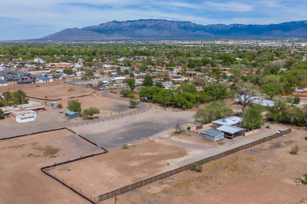 1805 Calle Pequeno, Albuquerque, NM 87107