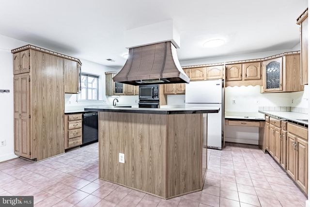 8031 MERRY OAKS CT, Vienna, VA 22182