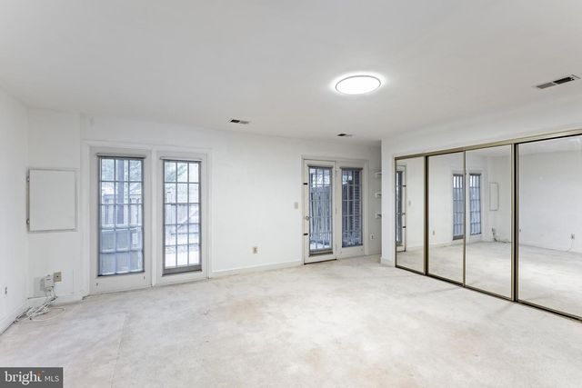 8031 MERRY OAKS CT, Vienna, VA 22182