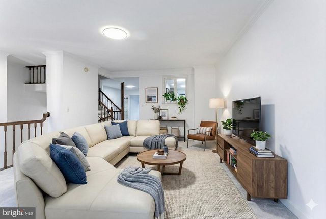 8031 MERRY OAKS CT, Vienna, VA 22182