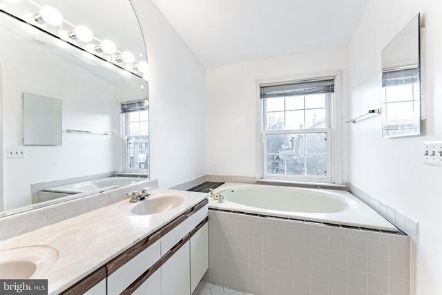 8031 MERRY OAKS CT, Vienna, VA 22182