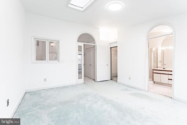 8031 MERRY OAKS CT, Vienna, VA 22182