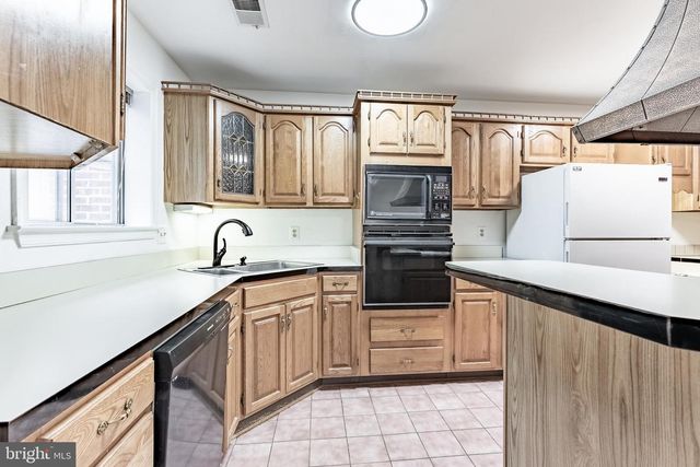 8031 MERRY OAKS CT, Vienna, VA 22182