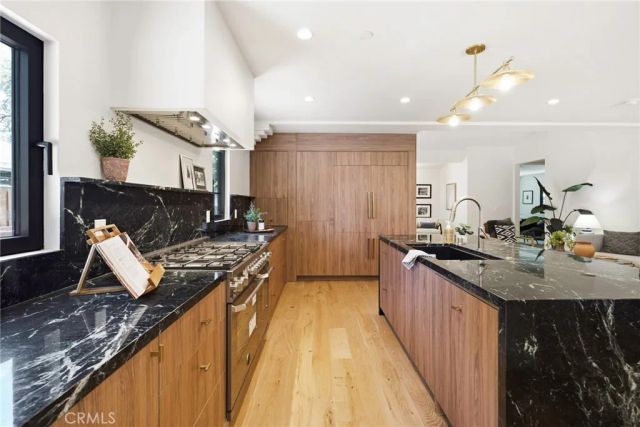 11911 Hartsook, Valley Village, CA 91607