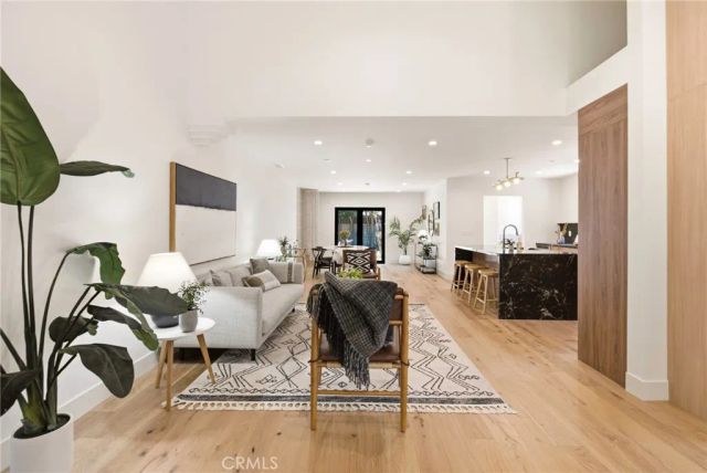 11911 Hartsook, Valley Village, CA 91607