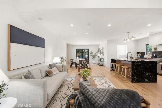 11911 Hartsook, Valley Village, CA 91607