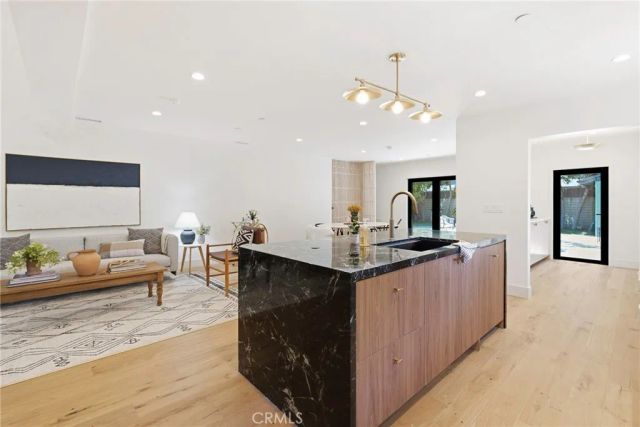 11911 Hartsook, Valley Village, CA 91607