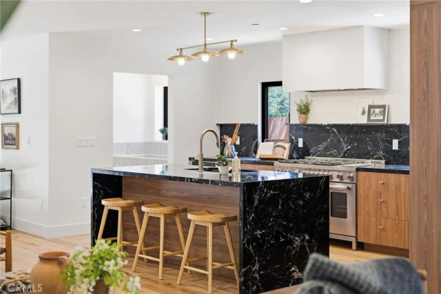 11911 Hartsook, Valley Village, CA 91607