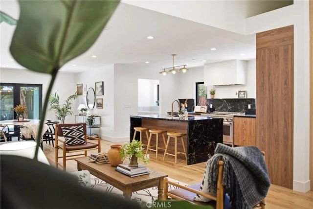 11911 Hartsook, Valley Village, CA 91607