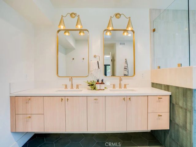 11911 Hartsook, Valley Village, CA 91607