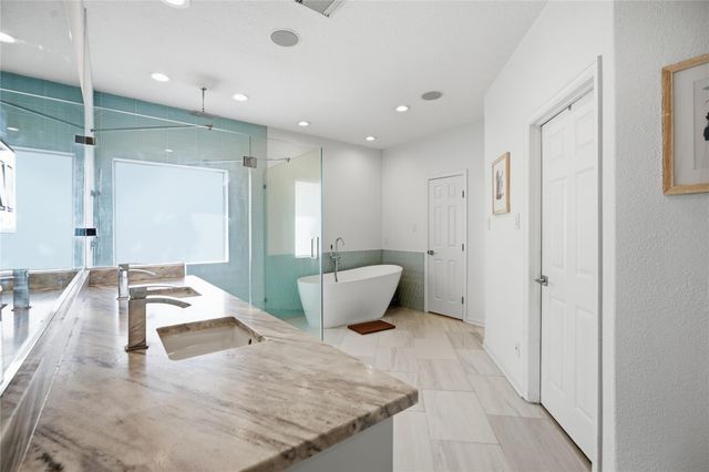 320 Harborside Circle, Kemah, TX 77565