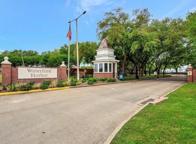 320 Harborside Circle, Kemah, TX 77565