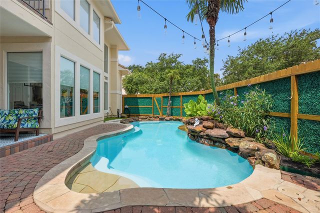 320 Harborside Circle, Kemah, TX 77565