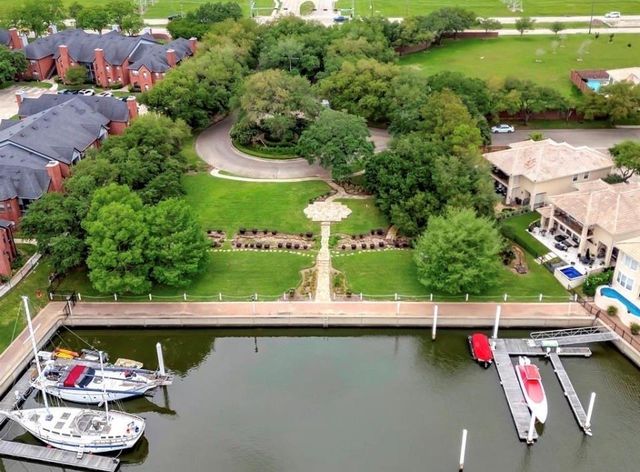 320 Harborside Circle, Kemah, TX 77565