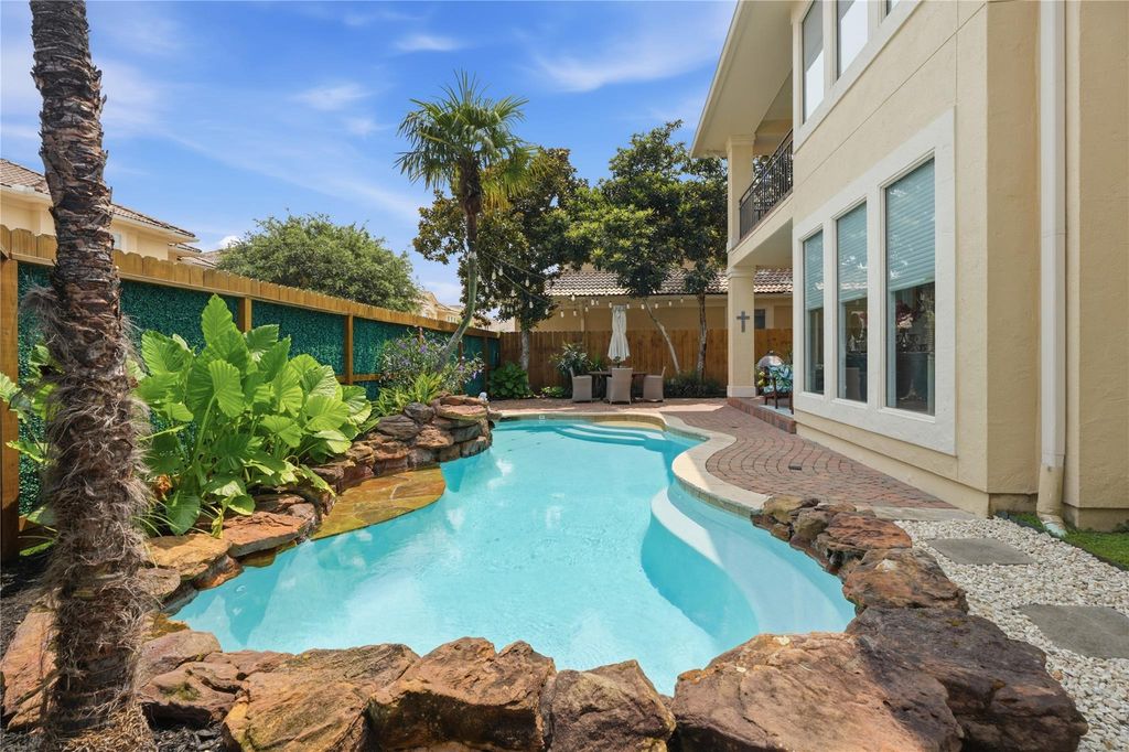 320 Harborside Circle, Kemah, TX 77565